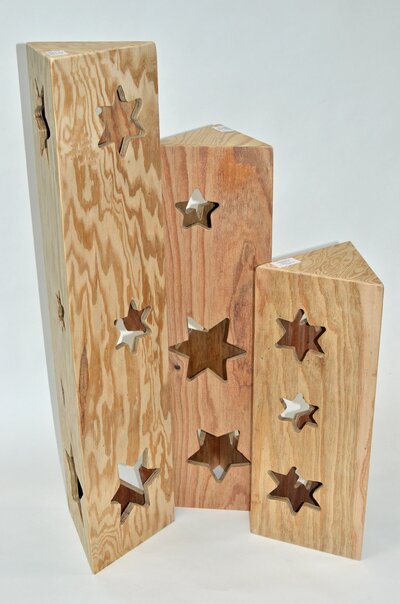 Holzsäule mit Sternmuster