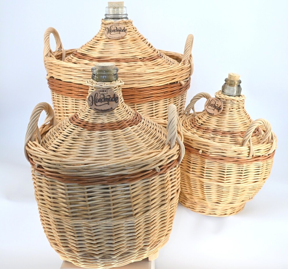 Handgemachte Korbflaschen